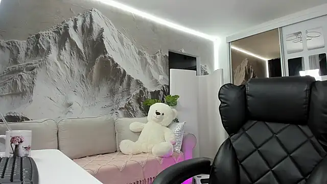 Ivy Bellee online show from 4, 2, 2026