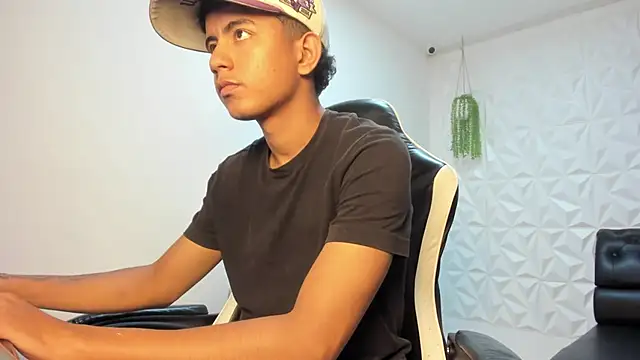 Snapshot of Alluringangel23 chatting on 8, 1, 2026 Alluringangel23 online show from 8, 1, 2026