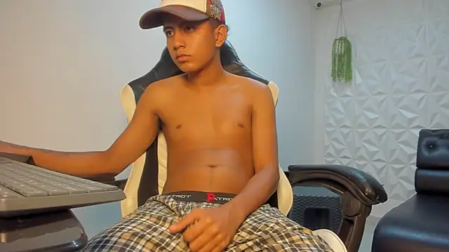 Snapshot of Alluringangel23 chatting on 13, 1, 2026 Alluringangel23 online show from 13, 1, 2026