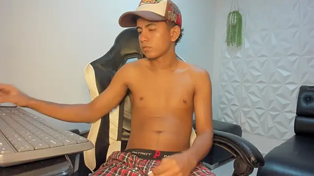 Snapshot of Alluringangel23 chatting on 15, 1, 2026 Alluringangel23 online show from 15, 1, 2026