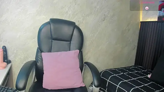 tanisha  lux online show from 4, 3, 2026