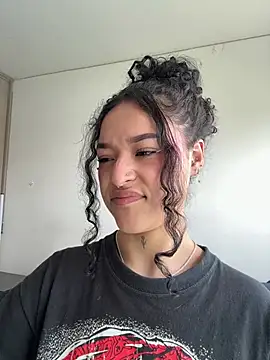 Snapshot of crystal_dlun chatting on 21, 2, 2026 crystal dlun online show from 21, 2, 2026