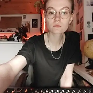 Shy Bamby online show from 5, 4, 2026