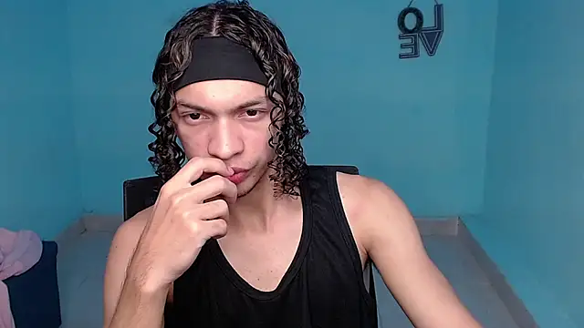 Snapshot of Axel_fox77 chatting on 6, 8, 2026 Axel fox77 online show from 6, 8, 2026