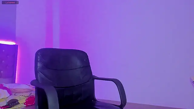 Snapshot of kitty_violet11 chatting on 13, 4, 2026 kitty violet11 online show from 13, 4, 2026