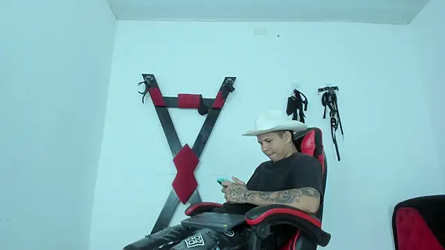 LatinsGuys18 online show from 13, 1, 2026