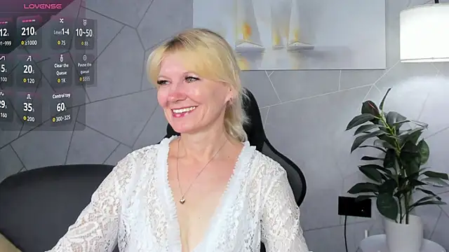 Snapshot of Julie_Lucas chatting on 2, 7, 2026 Julie Lucas online show from 2, 7, 2026