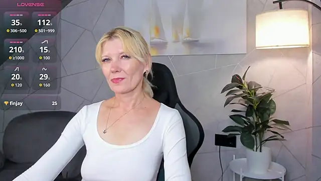 Snapshot of Julie_Lucas chatting on 3, 7, 2026 Julie Lucas online show from 3, 7, 2026