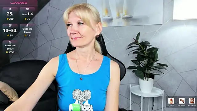 Snapshot of Julie_Lucas chatting on 15, 7, 2026 Julie Lucas online show from 15, 7, 2026