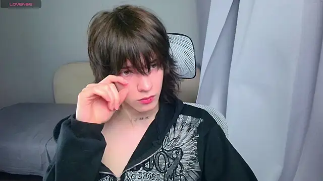 Snapshot of LeonBoykisser chatting on 4, 7, 2026 LeonBoykisser online show from 4, 7, 2026