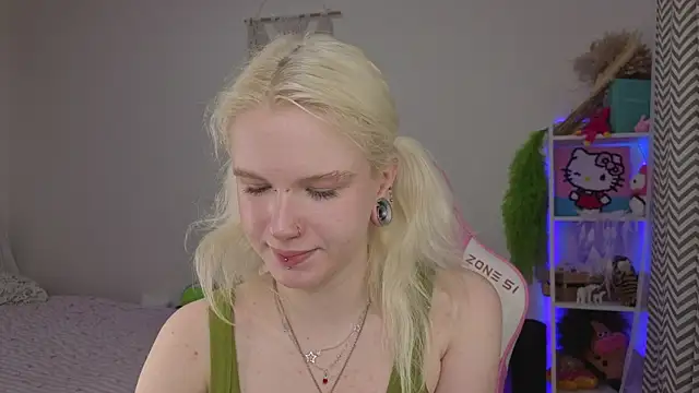 Snapshot of Mia_WaterFall chatting on 22, 4, 2026 Mia WaterFall online show from 22, 4, 2026