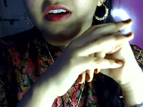 Cute Aliyaa online show from 5, 7, 2026