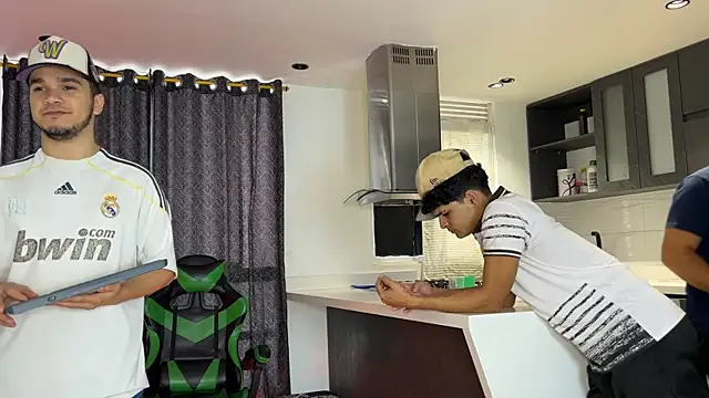 Snapshot of TheBatMansion chatting on 18, 2, 2026 TheBatMansion online show from 18, 2, 2026