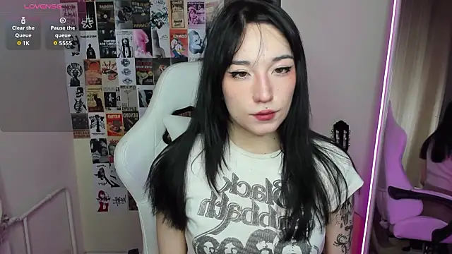 AliceeinWonderlanddd online show from 4, 2, 2026