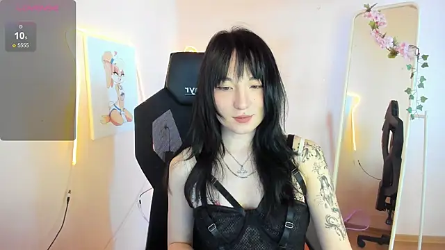 AliceeinWonderlanddd online show from 17, 5, 2026