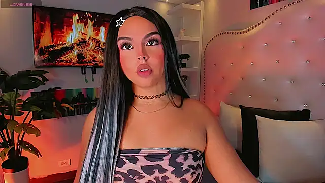Snapshot of Maia_Hotts chatting on 19, 7, 2026 Maia Hotts online show from 19, 7, 2026