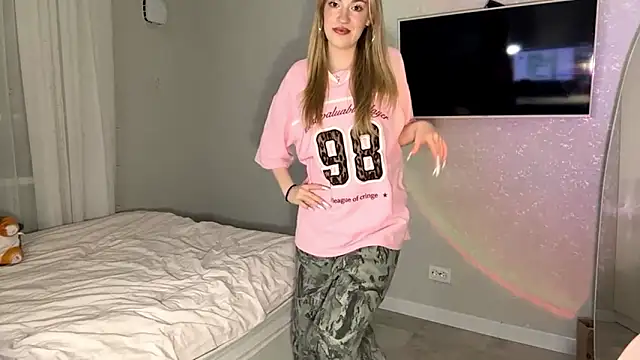 Snapshot of Between_Eeys chatting on 1, 2, 2026 Between Eeys online show from 1, 2, 2026