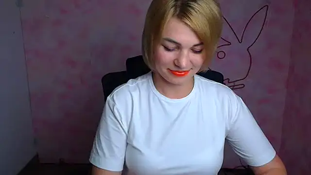 Snapshot of CuttieEmma chatting on 7, 7, 2026 CuttieEmma online show from 7, 7, 2026