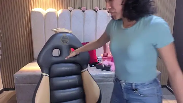 Snapshot of Lynn_turner chatting on 20, 4, 2026 Lynn turner online show from 20, 4, 2026