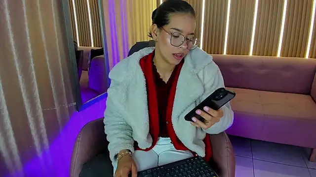 Snapshot of Luna_Millers chatting on 9, 5, 2026 Luna Millers online show from 9, 5, 2026