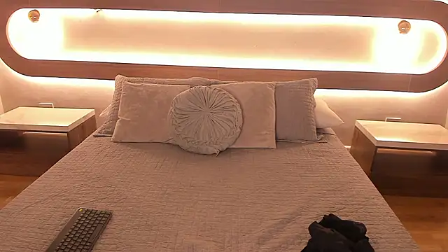 Sienna brunette online show from 8, 2, 2026