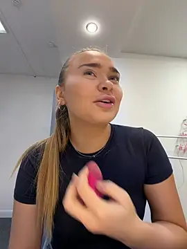 Snapshot of MonicaWestt chatting on 19, 4, 2026 MonicaWestt online show from 19, 4, 2026