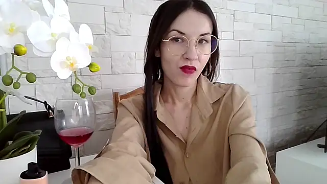 JuliaLovely online show from 10, 4, 2026