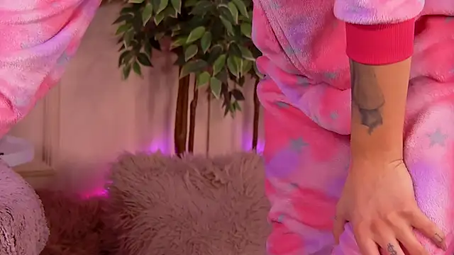 Snapshot of CrystalRedd chatting on 11, 2, 2026 CrystalRedd online show from 11, 2, 2026