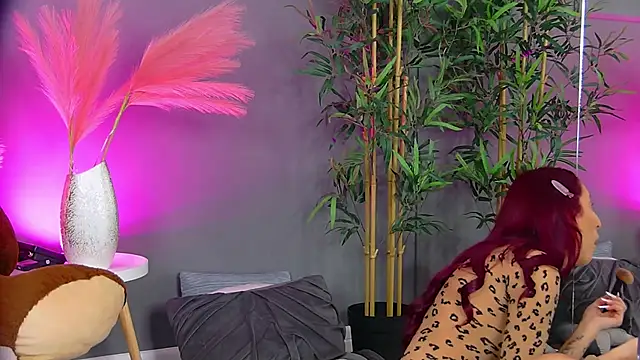 CrystalRedd online show from 14, 4, 2026