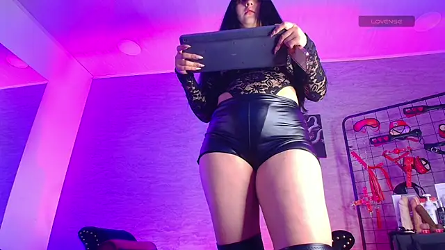 Snapshot of MadameDaphnee chatting on 4, 2, 2026 MadameDaphnee online show from 4, 2, 2026