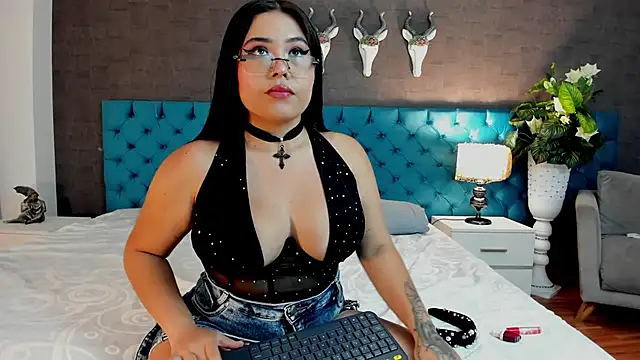 Snapshot of LunnaMoretti chatting on 4, 4, 2026 LunnaMoretti online show from 4, 4, 2026