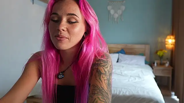 Sarah Pink online show from 9, 11, 2025