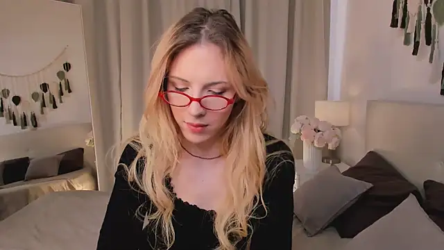 Snapshot of Tiffany__King chatting on 10, 5, 2026 Tiffany King online show from 10, 5, 2026