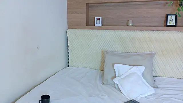 Snapshot of VioletBloomm chatting on 25, 2, 2026 VioletBloomm online show from 25, 2, 2026