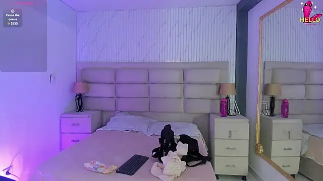 CarolineFyre online show from 12, 4, 2026