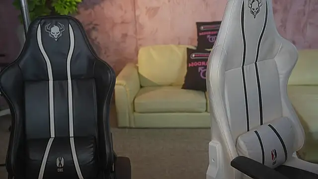 Snapshot of Zlata_Sky chatting on 1, 12, 2025 Zlata Sky online show from 1, 12, 2025