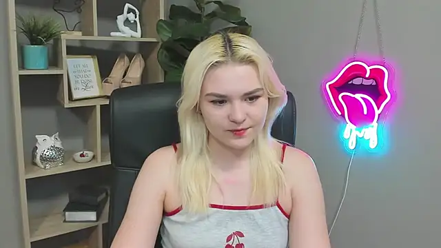 Snapshot of SweetLilyxo chatting on 11, 4, 2026 SweetLilyxo online show from 11, 4, 2026