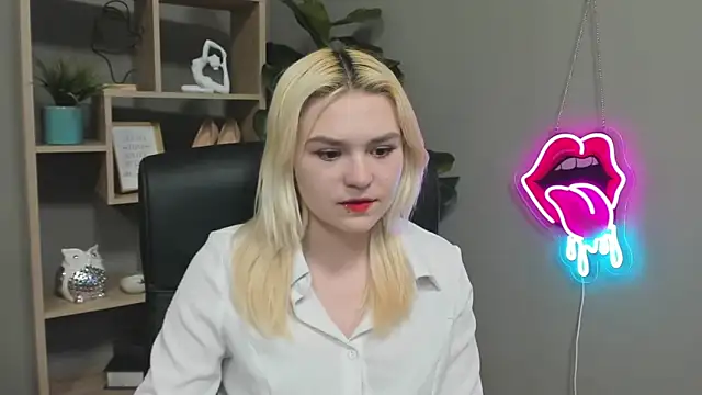 Snapshot of SweetLilyxo chatting on 13, 4, 2026 SweetLilyxo online show from 13, 4, 2026