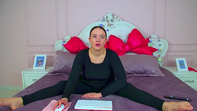 ElinaBellucci online show from 13, 3, 2026