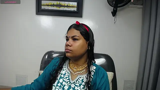 yaazhinii online show from 11, 4, 2026