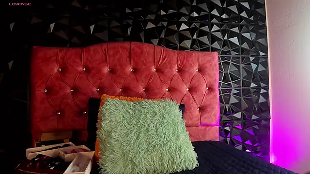 Snapshot of karenwild_1 chatting on 25, 4, 2026 karenwild 1 online show from 25, 4, 2026