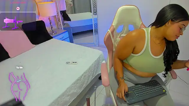 YazminJenner online show from 8, 4, 2026