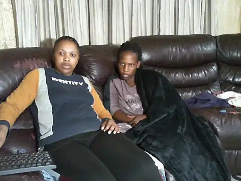 Snapshot of Caramel-Diva chatting on 6, 4, 2026 Caramel-Diva online show from 6, 4, 2026