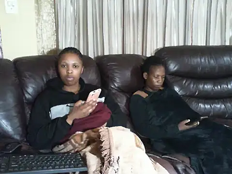 Snapshot of Caramel-Diva chatting on 13, 4, 2026 Caramel-Diva online show from 13, 4, 2026