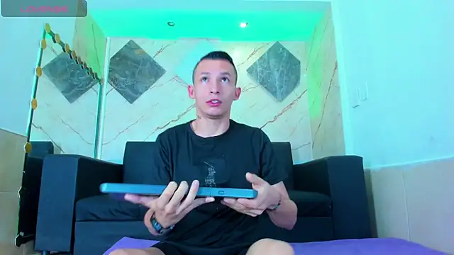 Snapshot of Isaak_26 chatting on 6, 4, 2026 Isaak 26 online show from 6, 4, 2026