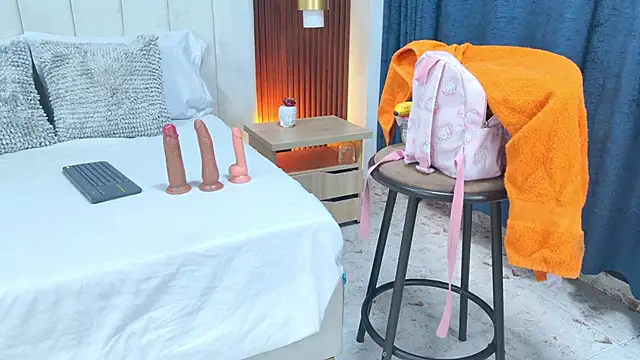 Brisa Silva online show from 10, 4, 2026