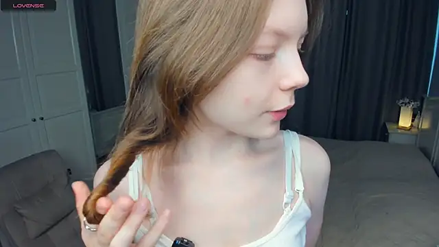 Snapshot of LavenderMitten chatting on 4, 7, 2026 LavenderMitten online show from 4, 7, 2026