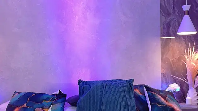 Hannah-Prada online show from 8, 4, 2026