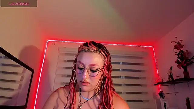 Snapshot of Emily_Jonesh chatting on 28, 4, 2026 Emily Jonesh online show from 28, 4, 2026