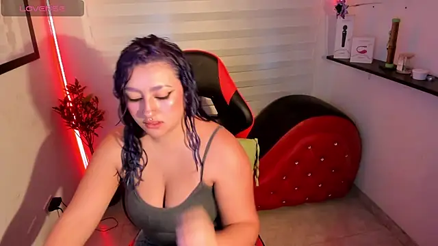 Snapshot of Emily_Jonesh chatting on 8, 5, 2026 Emily Jonesh online show from 8, 5, 2026